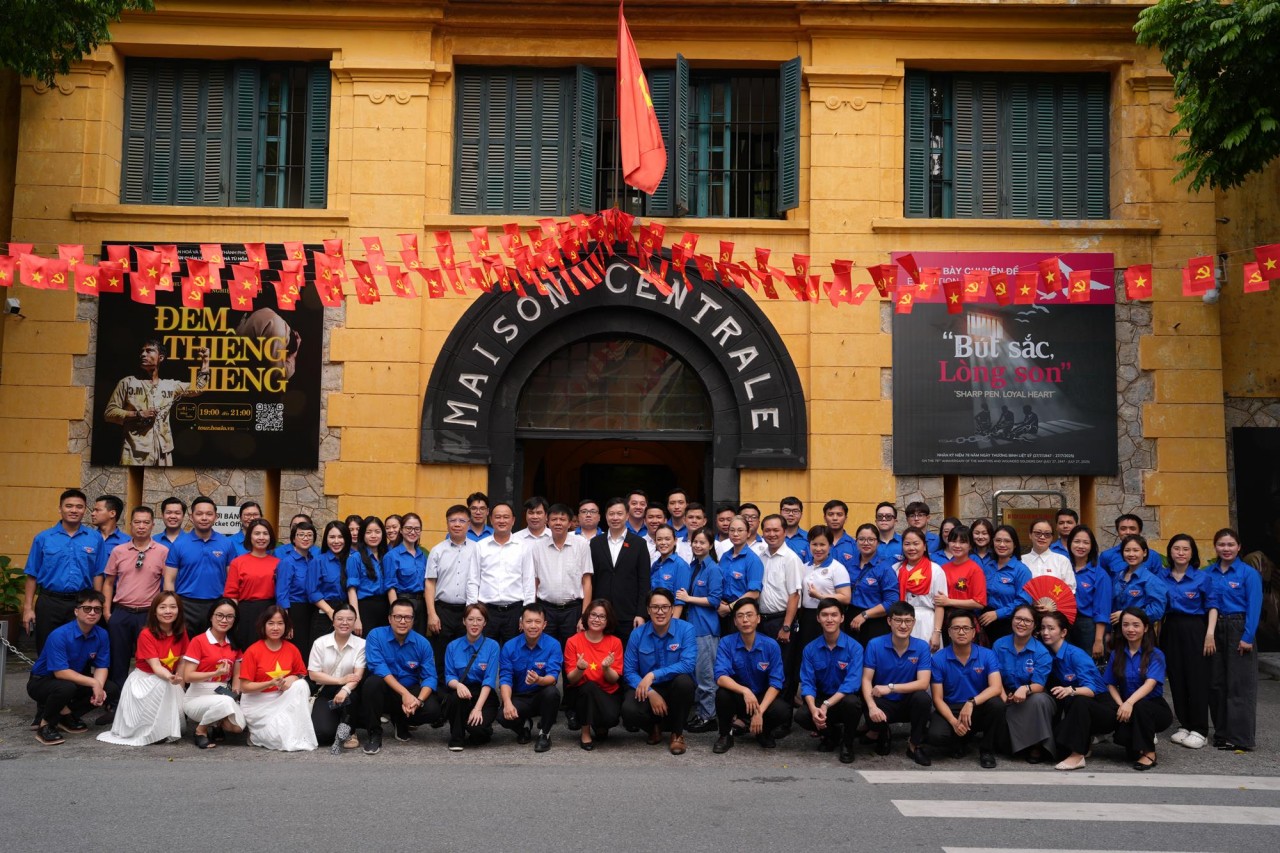 Đoàn thanh niên DATC tham quan Khu di tích Nhà tù Hỏa Lò Đoàn thanh niên DATC tham quan Khu di tích Nhà tù Hỏa Lò