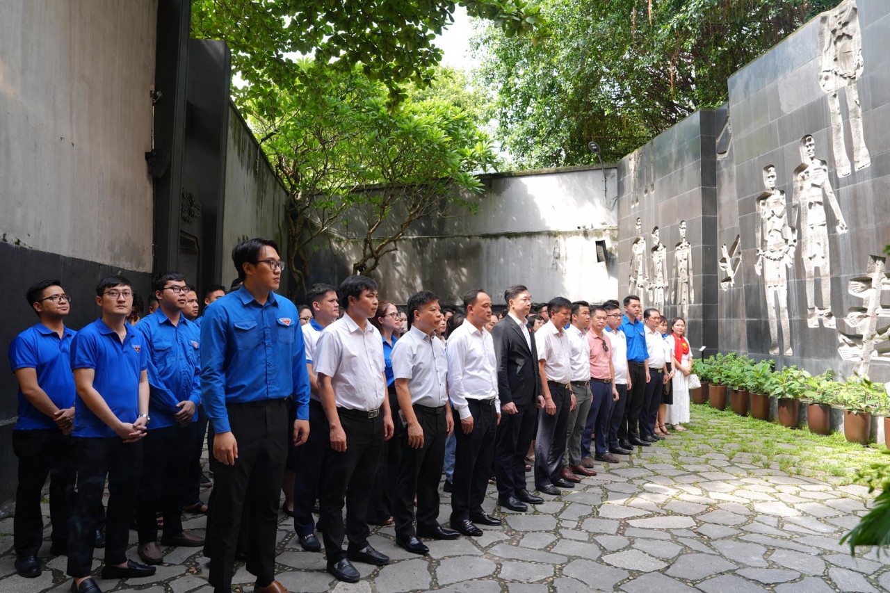 Đoàn thanh niên DATC tham quan Khu di tích Nhà tù Hỏa Lò Đoàn thanh niên DATC tham quan Khu di tích Nhà tù Hỏa Lò