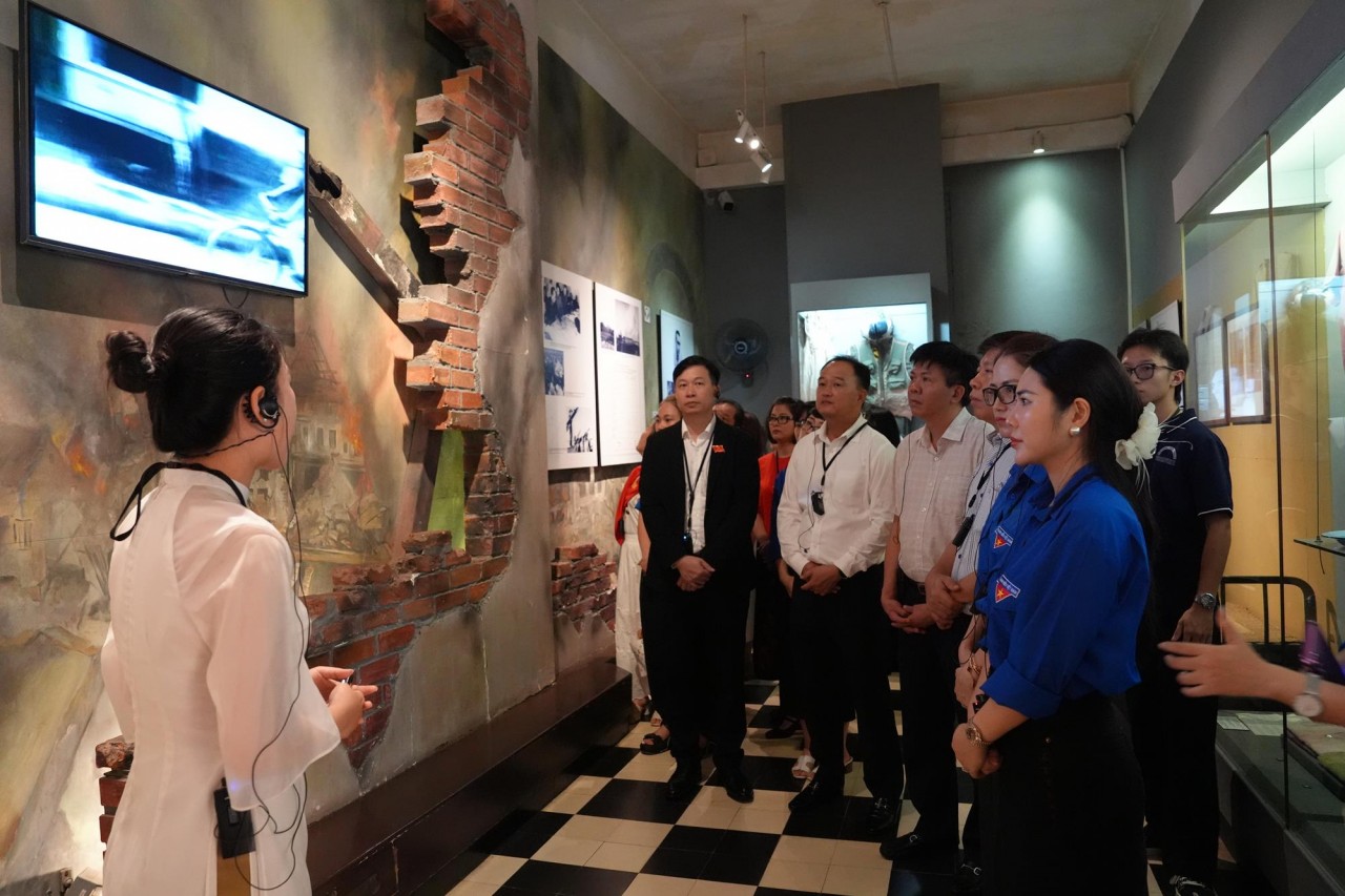 Đoàn thanh niên DATC tham quan Khu di tích Nhà tù Hỏa Lò Đoàn thanh niên DATC tham quan Khu di tích Nhà tù Hỏa Lò