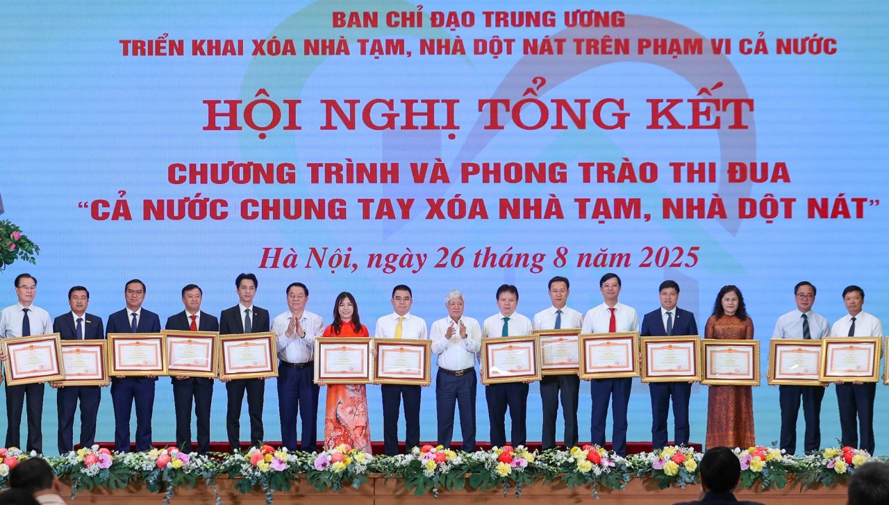 SHB vinh dự nhận Bằng khen của Thủ tướng vì những đóng góp tích cực trong chương trình xóa nhà tạm, dột nát