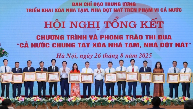 shb vinh du nhan bang khen cua thu tuong vi nhung dong gop tich cuc trong chuong trinh xoa nha tam dot nat