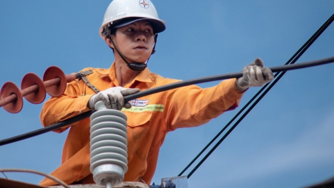 Tháng 8, tiêu dùng điện tăng đột biến, người dân phải chi trả cho hóa đơn tiền điện cao