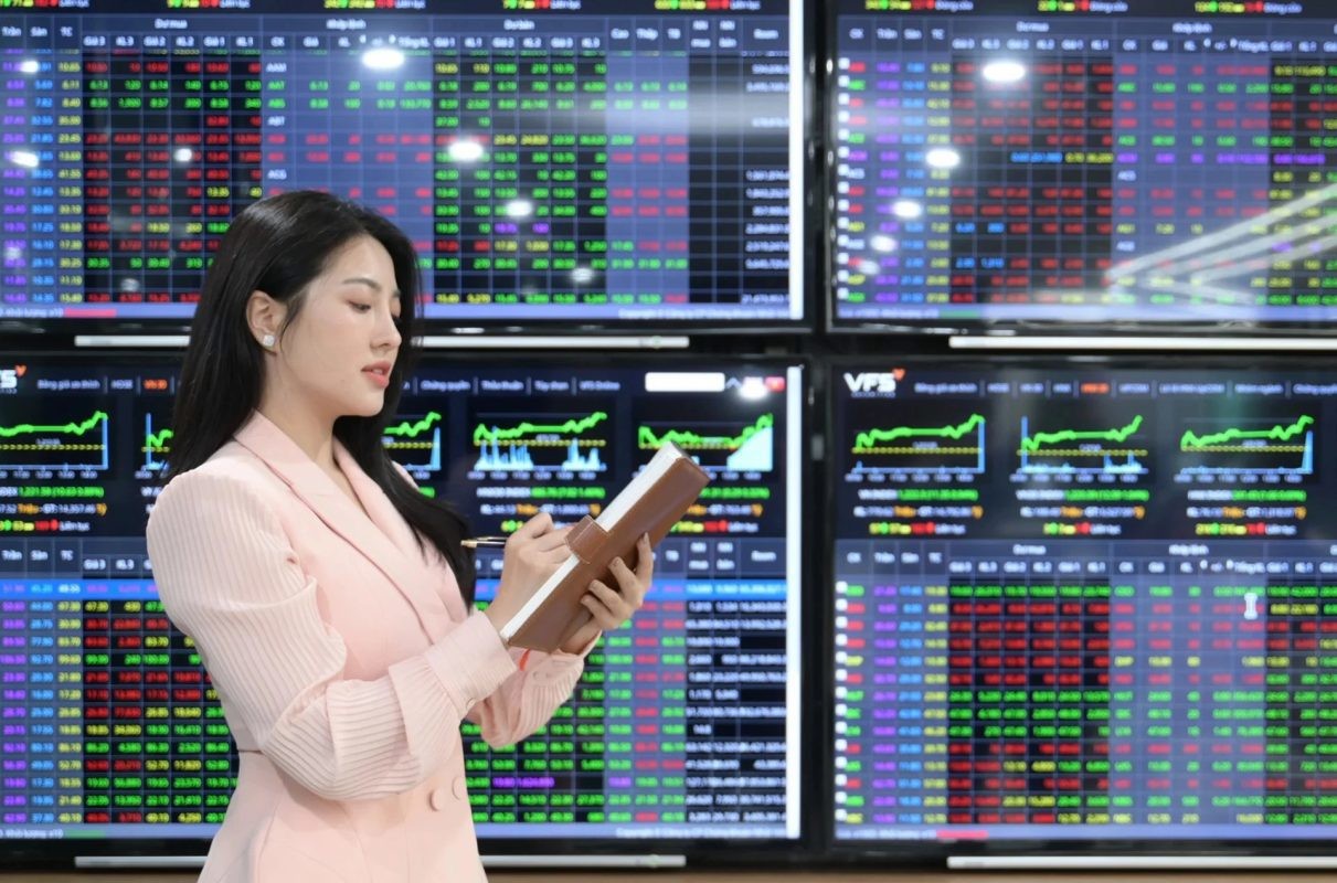 Chứng khoán ngày 19/12: Cố phiếu bluechip lan tỏa sắc xanh, VN-Index lấy lại mốc 1.700 điểm