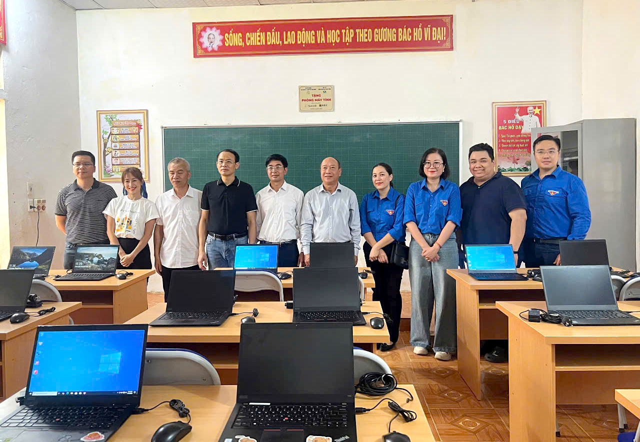 Khám bệnh, phát thuốc miễn phí và tặng quà cho trẻ em xã Huổi Một, tỉnh Sơn La Khám bệnh, phát thuốc miễn phí và tặng quà cho trẻ em xã Huổi Một, tỉnh Sơn La