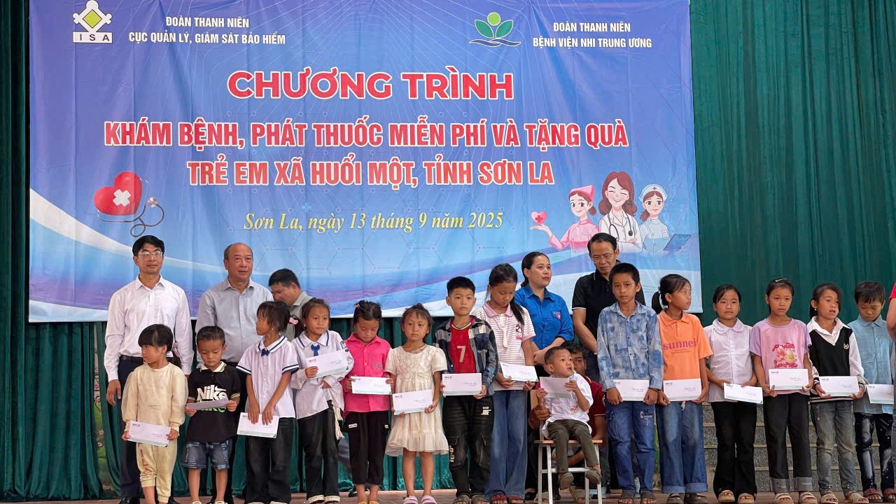 Khám bệnh, phát thuốc miễn phí và tặng quà cho trẻ em xã Huổi Một, tỉnh Sơn La Khám bệnh, phát thuốc miễn phí và tặng quà cho trẻ em xã Huổi Một, tỉnh Sơn La