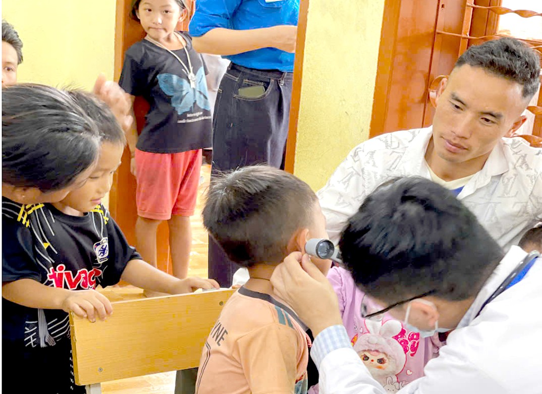 Khám bệnh, phát thuốc miễn phí và tặng quà cho trẻ em xã Huổi Một, tỉnh Sơn La Khám bệnh, phát thuốc miễn phí và tặng quà cho trẻ em xã Huổi Một, tỉnh Sơn La