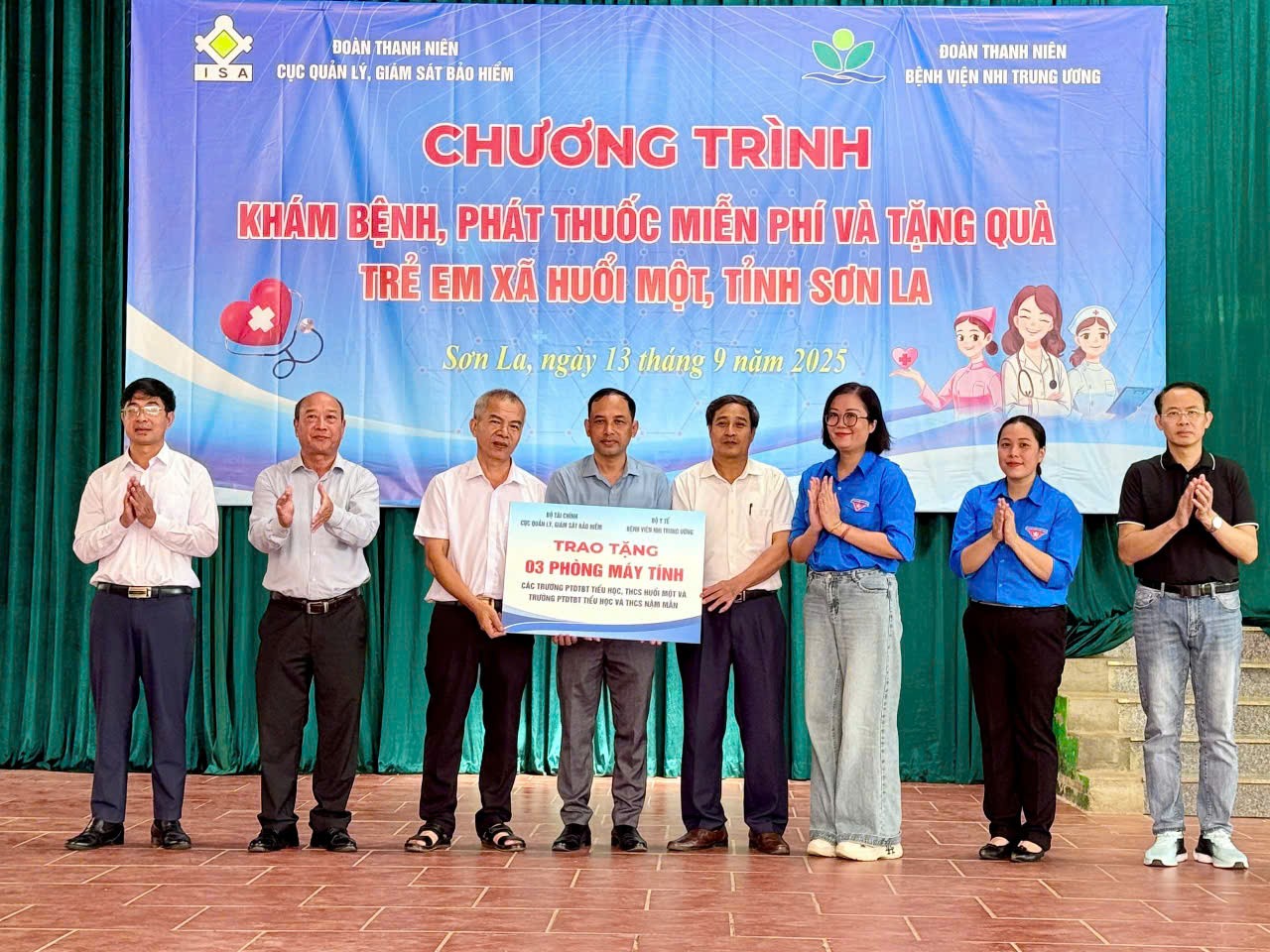 Khám bệnh, phát thuốc miễn phí và tặng quà cho trẻ em xã Huổi Một, tỉnh Sơn La Khám bệnh, phát thuốc miễn phí và tặng quà cho trẻ em xã Huổi Một, tỉnh Sơn La