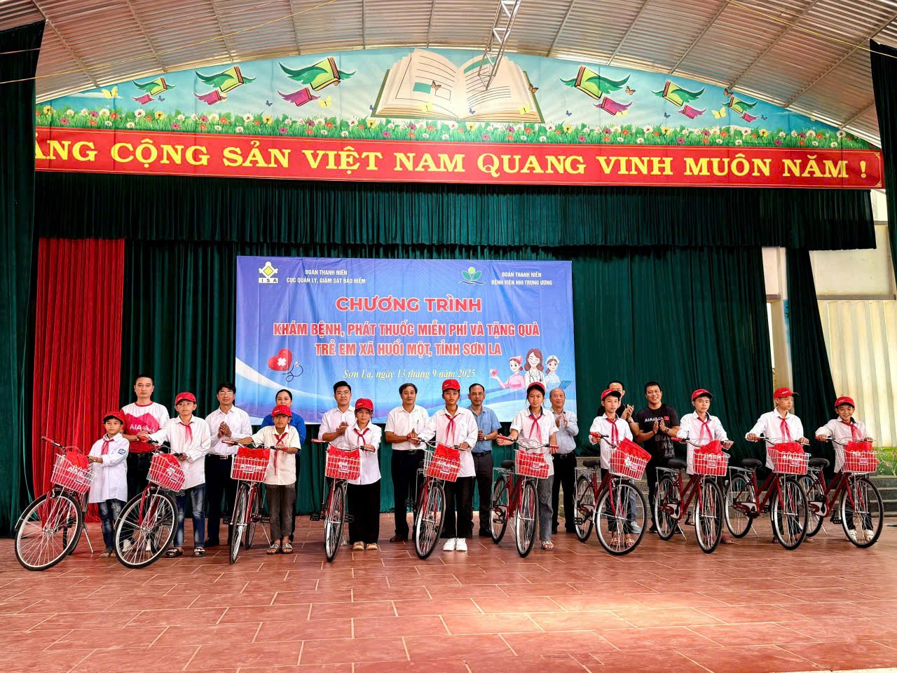 Khám bệnh, phát thuốc miễn phí và tặng quà cho trẻ em xã Huổi Một, tỉnh Sơn La Khám bệnh, phát thuốc miễn phí và tặng quà cho trẻ em xã Huổi Một, tỉnh Sơn La