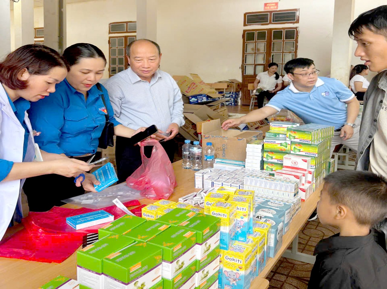 Khám bệnh, phát thuốc miễn phí và tặng quà cho trẻ em xã Huổi Một, tỉnh Sơn La Khám bệnh, phát thuốc miễn phí và tặng quà cho trẻ em xã Huổi Một, tỉnh Sơn La