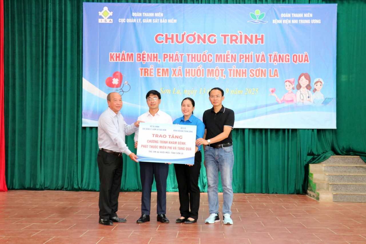 Khám bệnh, phát thuốc miễn phí và tặng quà cho trẻ em xã Huổi Một, tỉnh Sơn La Khám bệnh, phát thuốc miễn phí và tặng quà cho trẻ em xã Huổi Một, tỉnh Sơn La