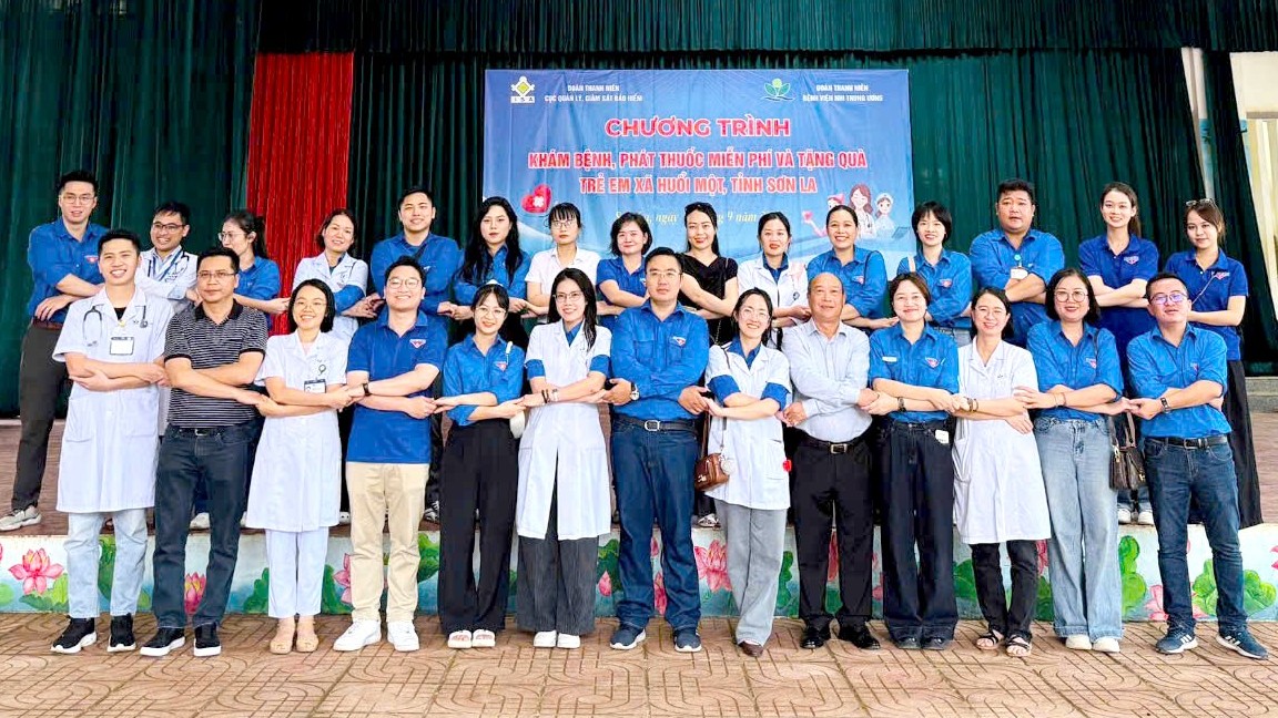 Khám bệnh, phát thuốc miễn phí và tặng quà cho trẻ em xã Huổi Một, tỉnh Sơn La