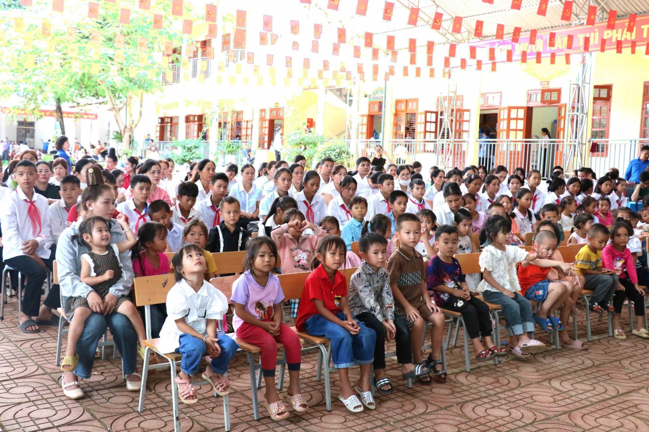 Khám bệnh, phát thuốc miễn phí và tặng quà cho trẻ em xã Huổi Một, tỉnh Sơn La Khám bệnh, phát thuốc miễn phí và tặng quà cho trẻ em xã Huổi Một, tỉnh Sơn La