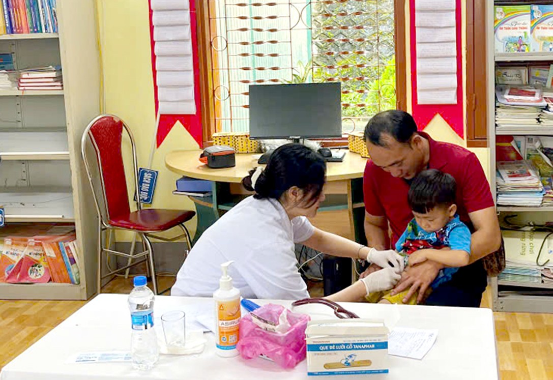 Khám bệnh, phát thuốc miễn phí và tặng quà cho trẻ em xã Huổi Một, tỉnh Sơn La Khám bệnh, phát thuốc miễn phí và tặng quà cho trẻ em xã Huổi Một, tỉnh Sơn La