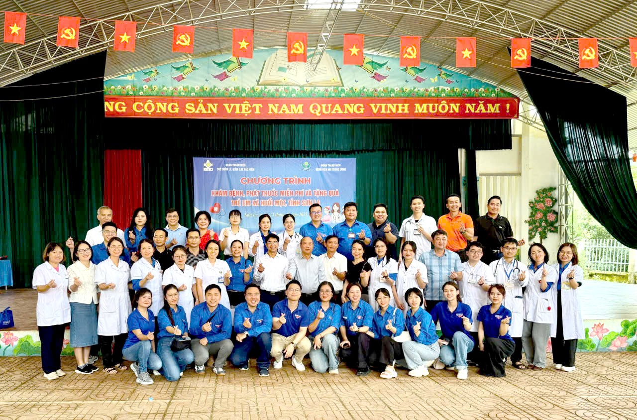 Khám bệnh, phát thuốc miễn phí và tặng quà cho trẻ em xã Huổi Một, tỉnh Sơn La Khám bệnh, phát thuốc miễn phí và tặng quà cho trẻ em xã Huổi Một, tỉnh Sơn La