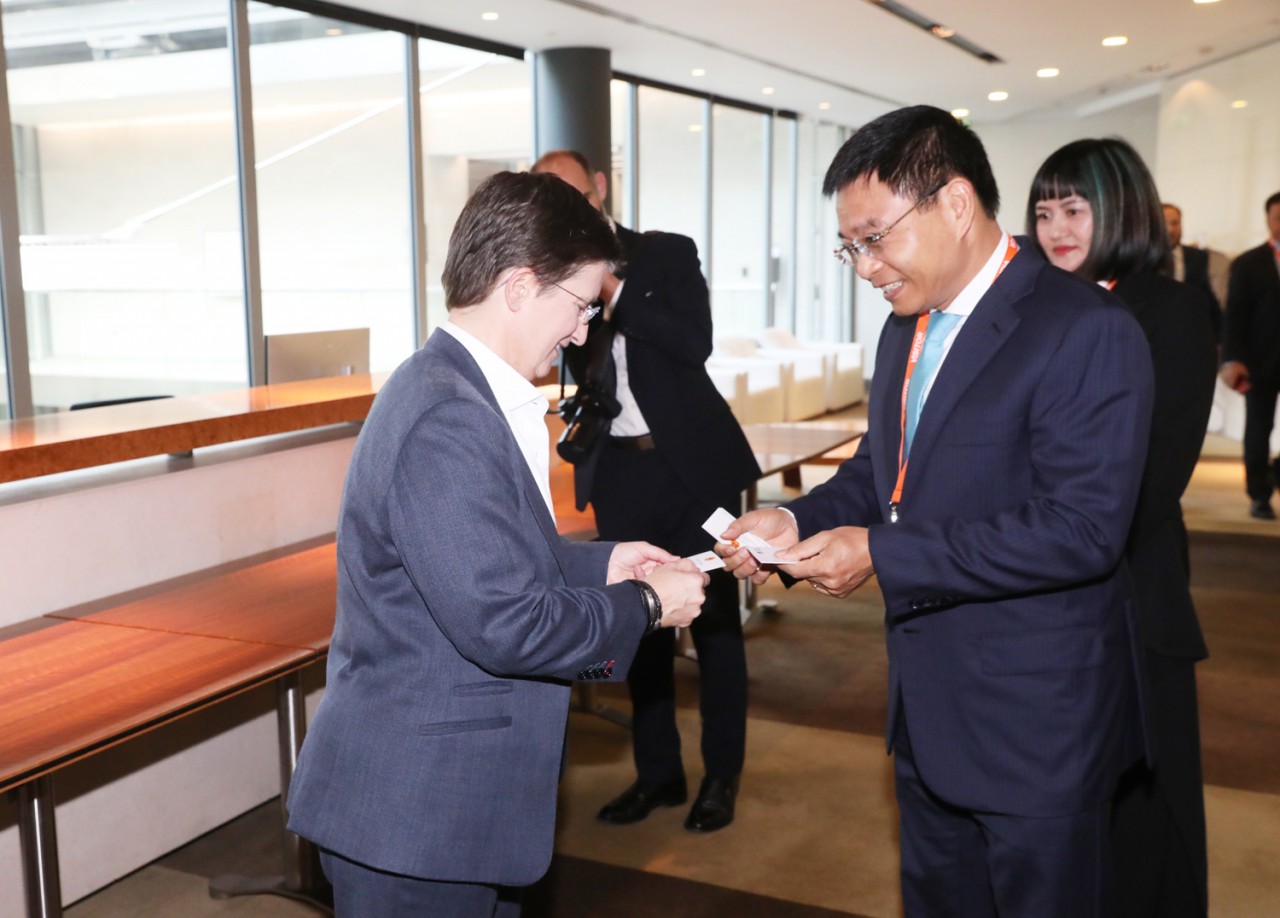 Bộ trưởng Bộ Tài chính Nguyễn Văn Thắng làm việc với lãnh đạo Sở GDCK London và FTSE Russell Bộ trưởng Bộ Tài chính Nguyễn Văn Thắng làm việc với lãnh đạo Sở Giao dịch chứng khoán London và FTSE Russell