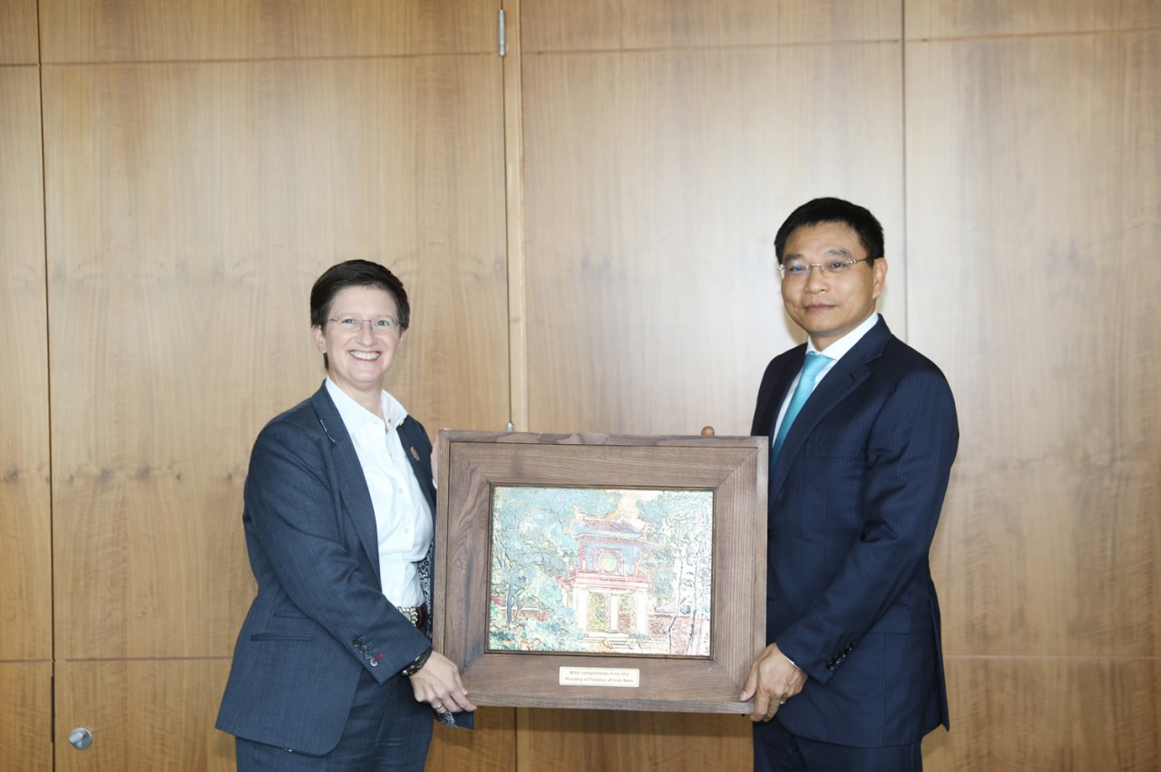 Bộ trưởng Bộ Tài chính Nguyễn Văn Thắng làm việc với lãnh đạo Sở GDCK London và FTSE Russell Bộ trưởng Bộ Tài chính Nguyễn Văn Thắng làm việc với lãnh đạo Sở Giao dịch chứng khoán London và FTSE Russell