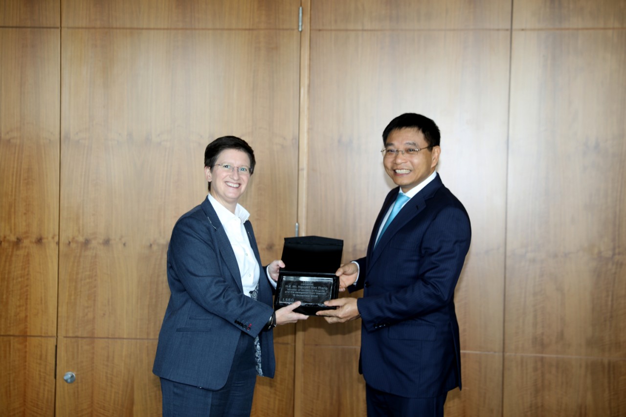 Bộ trưởng Bộ Tài chính Nguyễn Văn Thắng làm việc với lãnh đạo Sở GDCK London và FTSE Russell Bộ trưởng Bộ Tài chính Nguyễn Văn Thắng làm việc với lãnh đạo Sở Giao dịch chứng khoán London và FTSE Russell