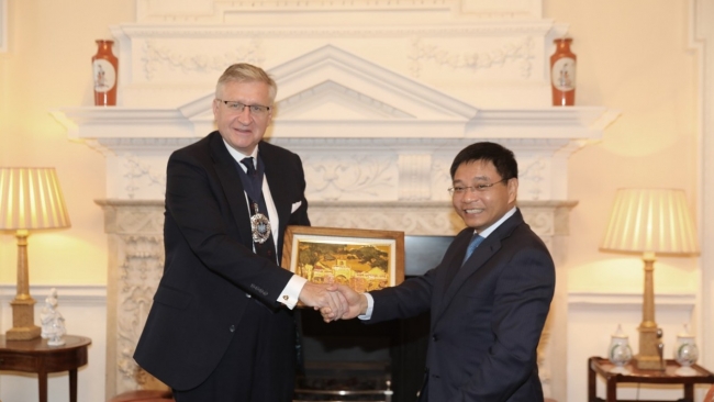 bo truong bo tai chinh nguyen van thang lam viec voi thi truong khu tai chinh london alastair king