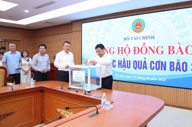 Bộ Tài chính quyên góp, ủng hộ đồng bào khắc phục hậu quả Bão số 10