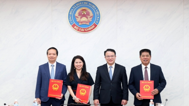 Bộ Tài chính công bố và trao quyết định bổ nhiệm lãnh đạo cấp cục, vụ