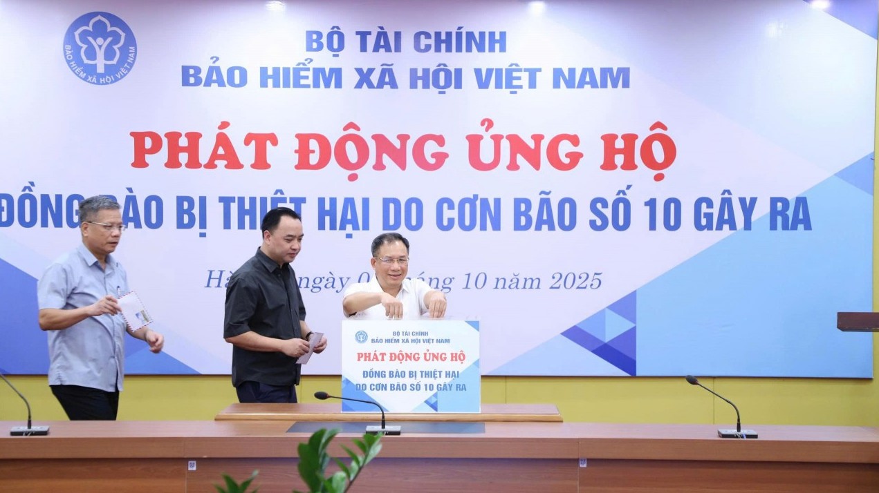 Bảo hiểm xã hội Việt Nam chung tay ủng hộ đồng bào bị thiệt hại do bão số 10