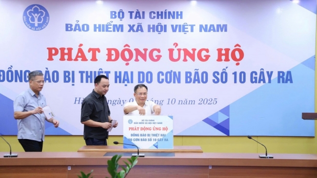 Bảo hiểm xã hội Việt Nam chung tay ủng hộ đồng bào bị thiệt hại do bão số 10