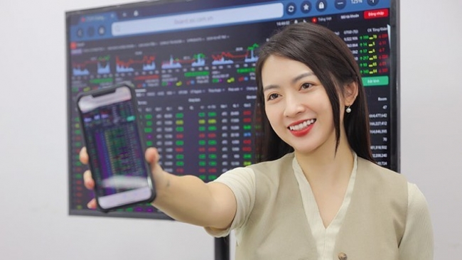 VN-Index vượt 1700 điểm, đầu tư cổ phiếu nào “lãi” hơn vàng?