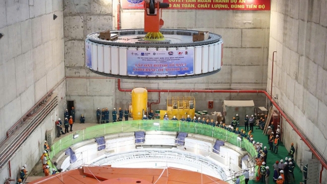 Hạ đặt thành công Rotor tổ máy số 2, dự án thủy điện Hòa Bình mở rộng