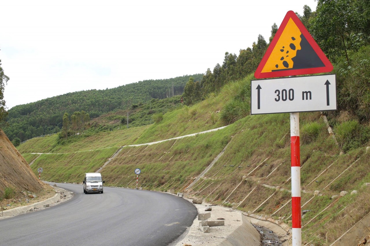 Đèo An Khê trên Quốc lộ 19 luôn gây khó khăn, tiềm ẩn nguy hiểm cho các phương tiện lưu thông qua. Đèo An Khê trên Quốc lộ 19 luôn gây khó khăn, tiềm ẩn nguy hiểm cho các phương tiện lưu thông qua.