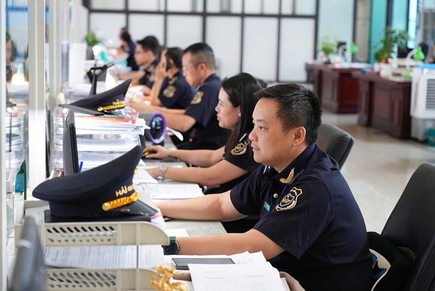 Hải quan thông quan hàng hoá xuất nhập khẩu tăng 2 con số, thu ngân sách tăng gần 10%