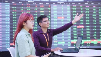 Chứng khoán phái sinh ngày 3/12: Chênh lệch dương trở lại, sắc xanh phủ rộng khi VN30-Index vươn xa