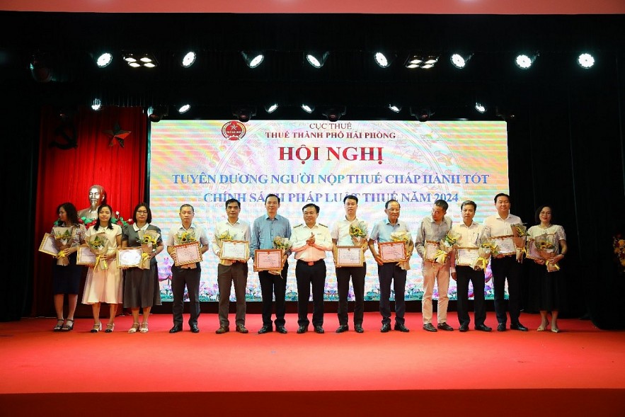Thuế TP. Hải Phòng tuyên dương 101 doanh nghiệp, cá nhân, hộ kinh doanh chấp hành tốt chính sách pháp luật thuế Thuế TP. Hải Phòng tuyên dương 101 doanh nghiệp, cá nhân, hộ kinh doanh chấp hành tốt chính sách pháp luật thuế