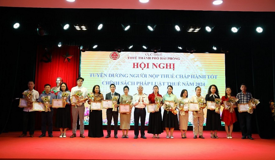Thuế TP. Hải Phòng tuyên dương 101 doanh nghiệp, cá nhân, hộ kinh doanh chấp hành tốt chính sách pháp luật thuế Thuế TP. Hải Phòng tuyên dương 101 doanh nghiệp, cá nhân, hộ kinh doanh chấp hành tốt chính sách pháp luật thuế