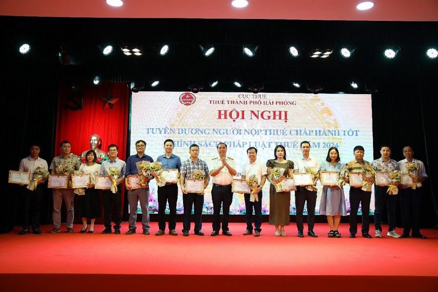 Thuế TP. Hải Phòng tuyên dương 101 doanh nghiệp, cá nhân, hộ kinh doanh chấp hành tốt chính sách pháp luật thuế Thuế TP. Hải Phòng tuyên dương 101 doanh nghiệp, cá nhân, hộ kinh doanh chấp hành tốt chính sách pháp luật thuế