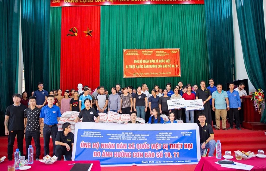 Hải quan cửa khẩu Tân Thanh chung tay cứu trợ đồng bào chịu thiệt hại do bão số 11