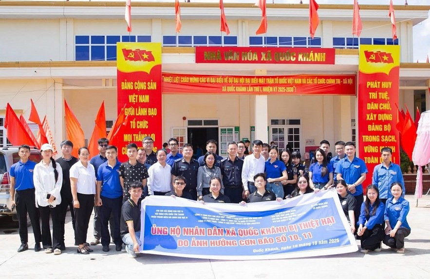 Hải quan cửa khẩu Tân Thanh chung tay cứu trợ đồng bào chịu thiệt hại do bão số 11