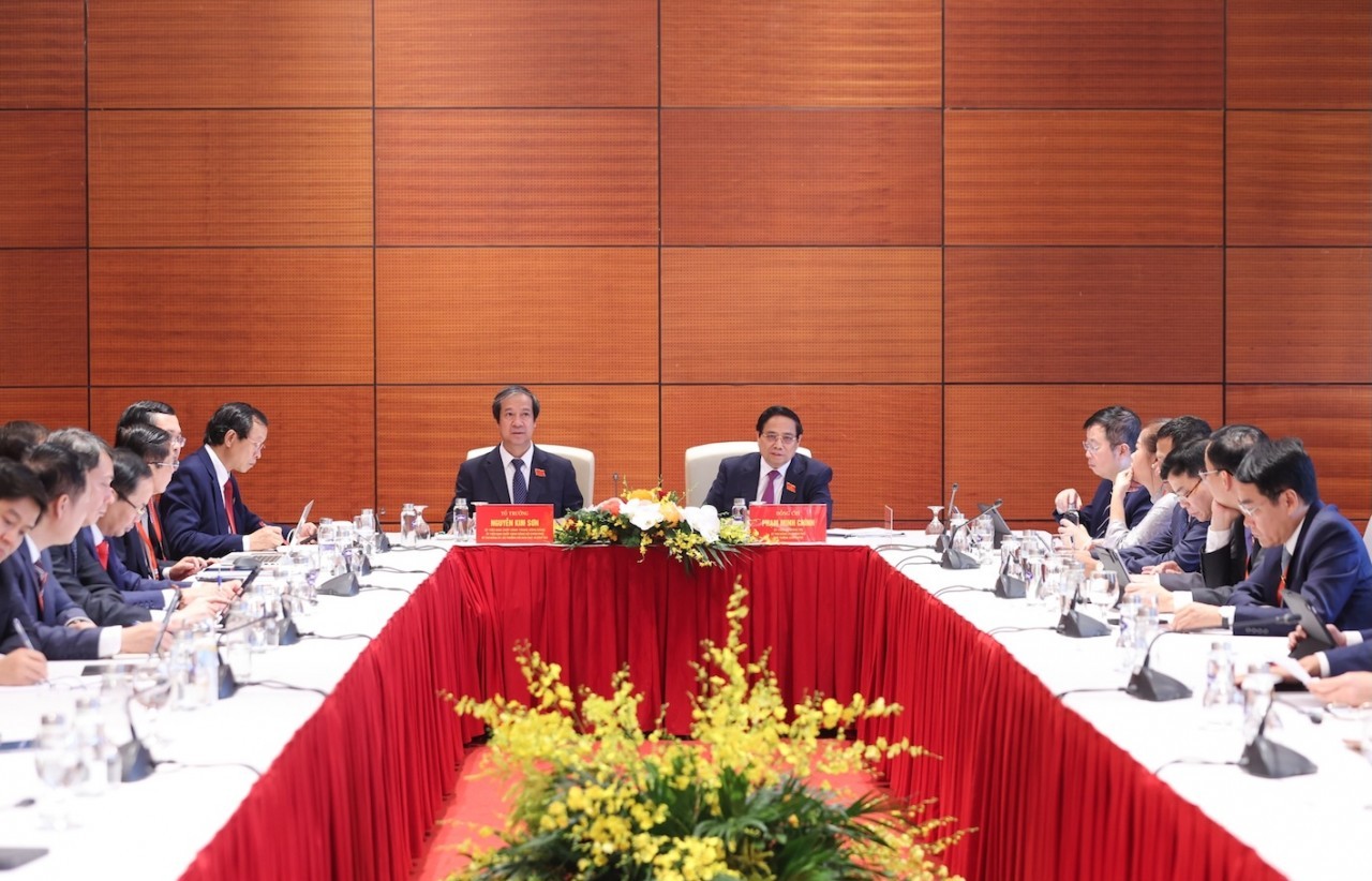 Đại hội Đảng bộ Chính phủ lần thứ I thảo luận tại tổ về các dự thảo văn kiện