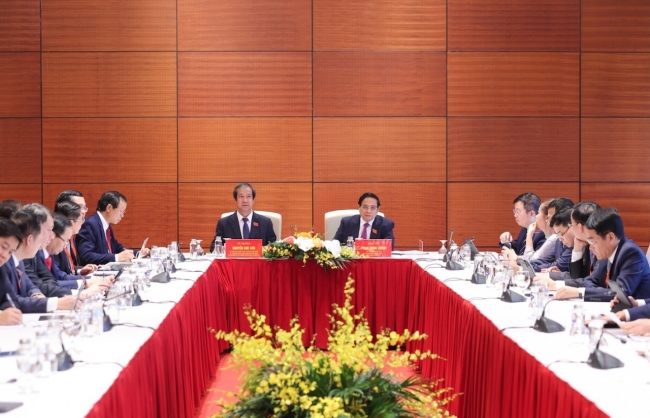 Đại hội Đảng bộ Chính phủ lần thứ I thảo luận tại tổ về các dự thảo văn kiện