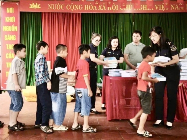 Lạng Sơn: Hải quan khu vực VI trao gần 600 suất quà cho học sinh vùng bão số 11