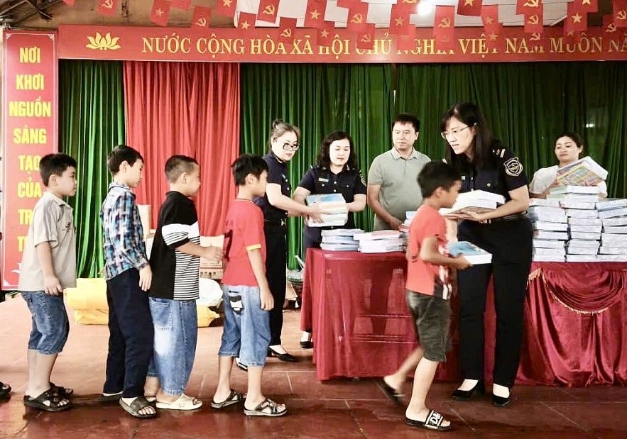 Lạng Sơn: Hải quan khu vực VI trao hơn 500 suất quà cho học sinh vùng chịu ảnh hưởng của bão số 11