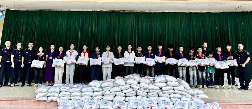 Lạng Sơn: Hải quan khu vực VI trao hơn 500 suất quà cho học sinh vùng chịu ảnh hưởng của bão số 11