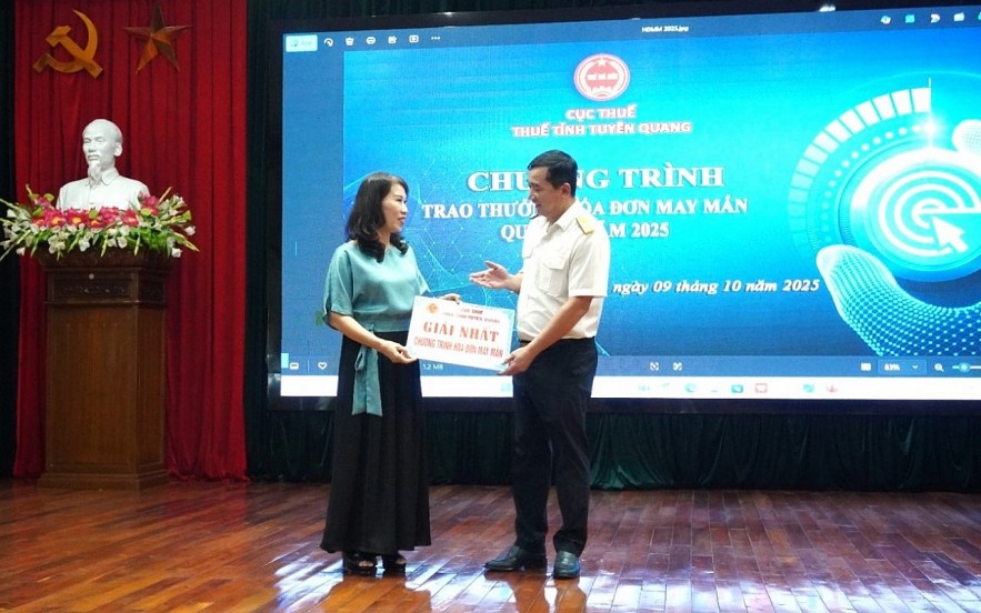 Thuế tỉnh Tuyên Quang trao thưởng hóa đơn may mắn quý I, II Thuế tỉnh Tuyên Quang trao thưởng hóa đơn may mắn quý I, II