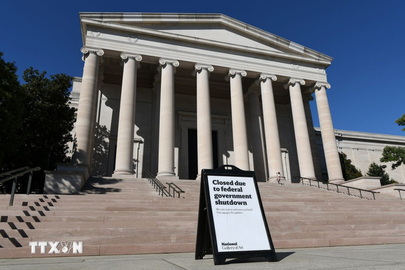 Bảng thông báo đóng cửa tại Phòng trưng bày Nghệ thuật quốc gia ở Washington, D.C., Mỹ ngày 5/10/2025. (Ảnh: THX/TTXVN)