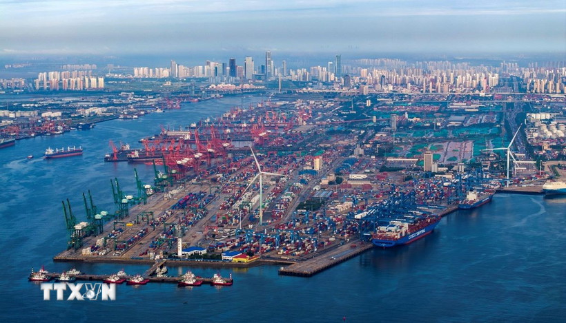 Quang cảnh cảng hàng hóa tại Thiên Tân, Trung Quốc. (Ảnh: THX/TTXVN)