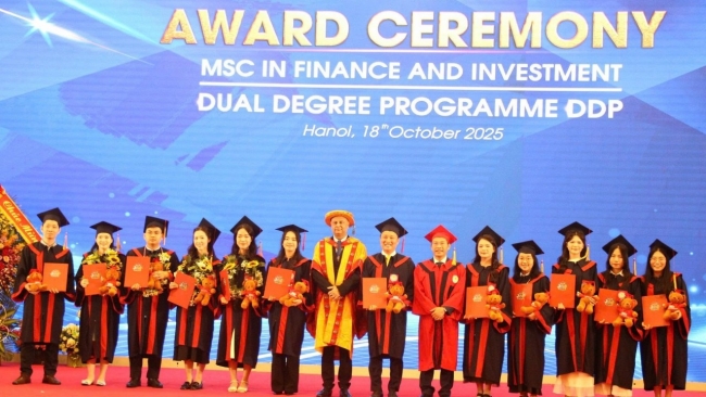 Học viện Tài chính: Viện Đào tạo quốc tế trao bằng tốt nghiệp cho 12 thạc sĩ và 132 tân cử nhân DDP