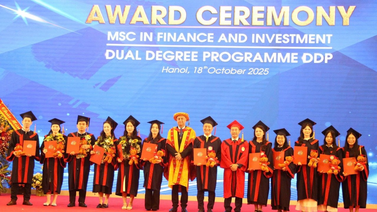 Học viện Tài chính: Viện Đào tạo quốc tế trao bằng tốt nghiệp cho 12 thạc sĩ và 132 tân cử nhân DDP