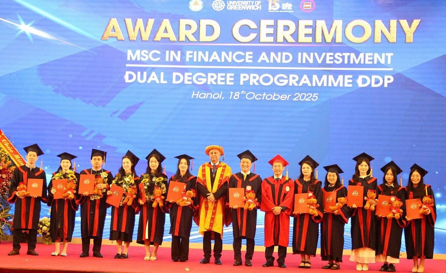 Viện Đào tạo quốc tế trao bằng tốt nghiệp cho 12 thạc sĩ và 132 tân cử nhân DDP Học viện Tài chính: Viện Đào tạo quốc tế trao bằng tốt nghiệp cho 12 thạc sĩ và 132 tân cử nhân DDP