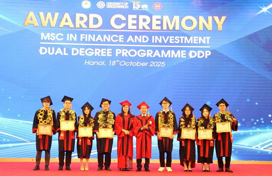 Viện Đào tạo quốc tế trao bằng tốt nghiệp cho 12 thạc sĩ và 132 tân cử nhân DDP Học viện Tài chính: Viện Đào tạo quốc tế trao bằng tốt nghiệp cho 12 thạc sĩ và 132 tân cử nhân DDP