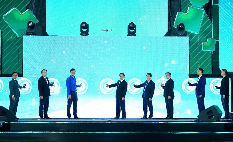 Từ mỗi cú chạm thanh toán số, đến Từ mỗi cú chạm thanh toán số, đến