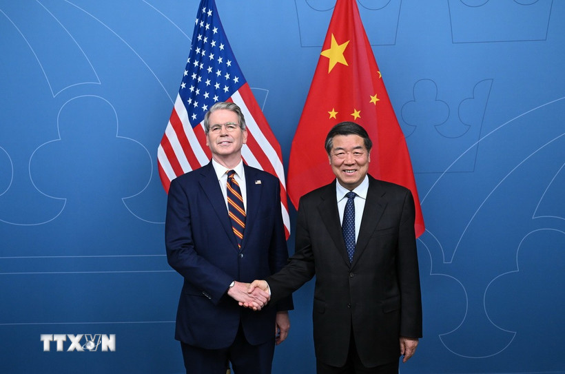 Phó Thủ tướng Trung Quốc Hà Lập Phong (phải) trong cuộc đàm phán thương mại với Bộ trưởng Tài chính Mỹ Scott Bessent tại Stockholm, Thuỵ Điển, ngày 28/7/2025. (Ảnh: THX/TTXVN)